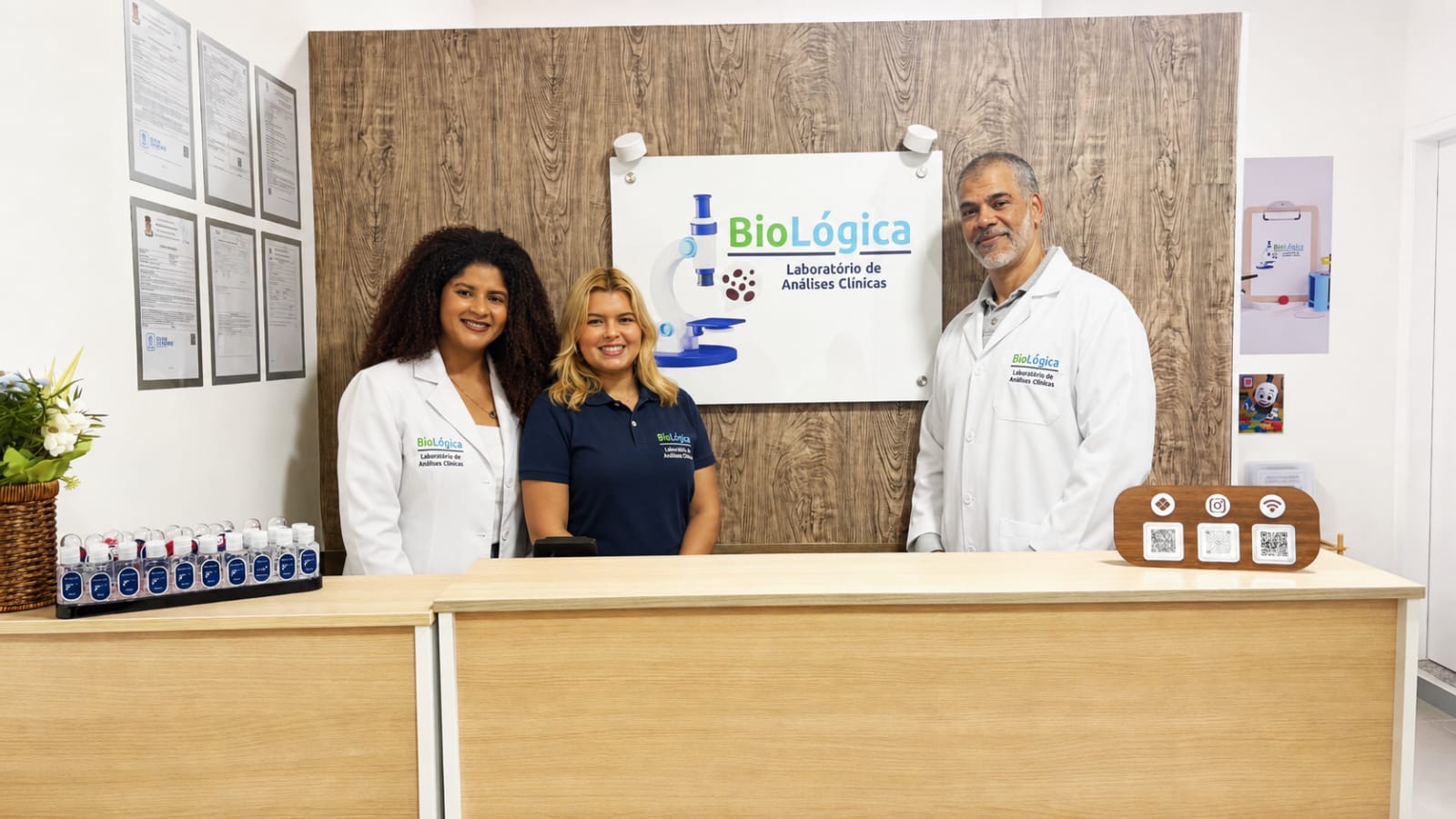 Equipe da BioLógica na recepção do laboratório em Santa Cruz da Serra